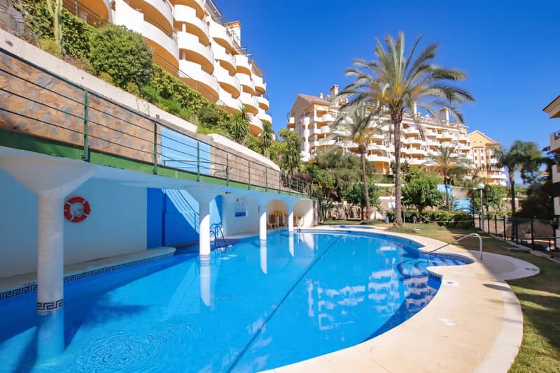 Señorío de Aloha pool between two buildings